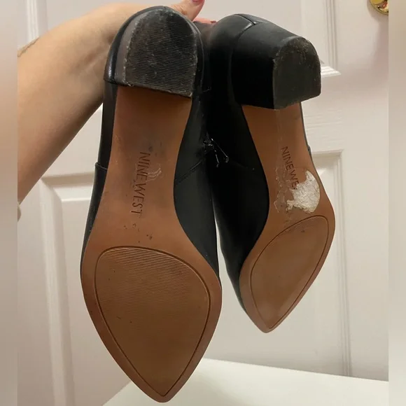 Nine West- Black leather, pointed toe, low heel, boot w/side zipper &gold accent - Picture 6 of 9